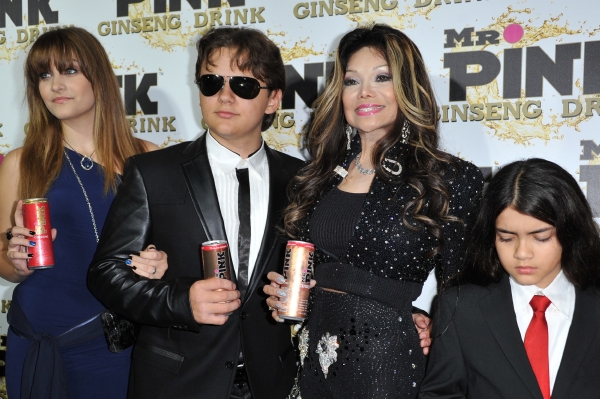 Pozůstalí po Michaelu Jacksonovi: zleva dcera Paris, syn Prince, sestra LaToya a syn Blanket.