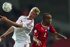 Reprezentační obránce Theodor Gebre Selassie (vpravo) v hlavičkovém souboji.