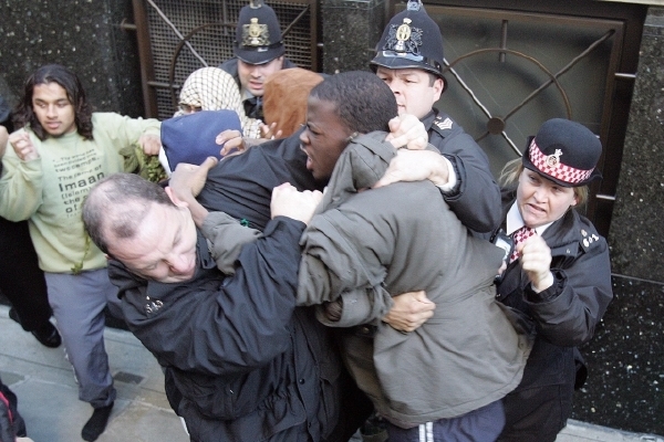 Britský extremista se na protiislámské demonstraci rve s imigrantem tmavé pleti. Britský extremista se na protiislámské demonstraci rve s imigrantem tmavé pleti.