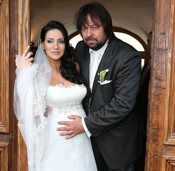 Jiří Pomeje se svou nevěstou Andreou si svatbu vydatným deštěm nenechali pokazit.