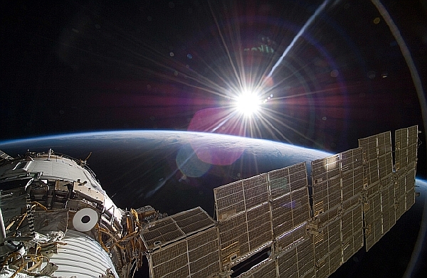 Mezinárodní vesmírná stanice (ISS), jejíž první modul byl do vesmíru vyslán na konci roku 1998. Mezinárodní vesmírná stanice (ISS), jejíž první modul byl do vesmíru vyslán na konci roku 1998.