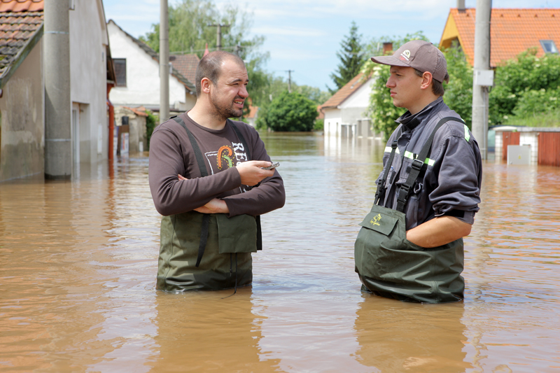 Debata uprostřed velké vody v Klech na Mělnicku. (Foto: Jakub Stadler)
