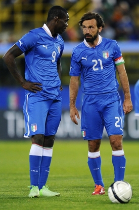 Dvě největší italské hrozby. Mario Balotelli (vlevo) a nestárnoucí záložník Andrea Pirlo.