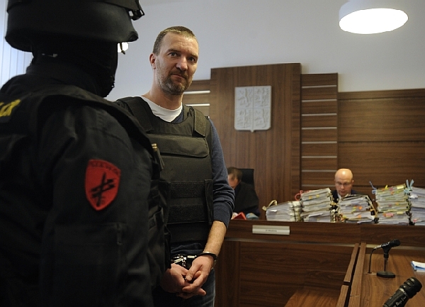 Kontroverzní podnikatel Pitr byl již pravomocně odsouzen ke tříletému trestu vězení za vyvedení akcií potravinářských společností Setuza a Milo Surovárny ze společnosti Agrocredit a jeden daňový únik. Kontroverzní podnikatel Pitr byl již pravomocně odsouzen ke tříletému trestu vězení za vyvedení akcií potravinářských společností Setuza a Milo Surovárny ze společnosti Agrocredit a jeden daňový únik.