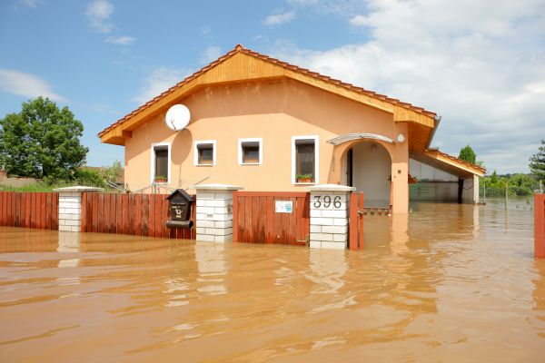 Zatopený dům už nejspíš nepojistíte. Riziko je pro pojišťovny příliš velké. 