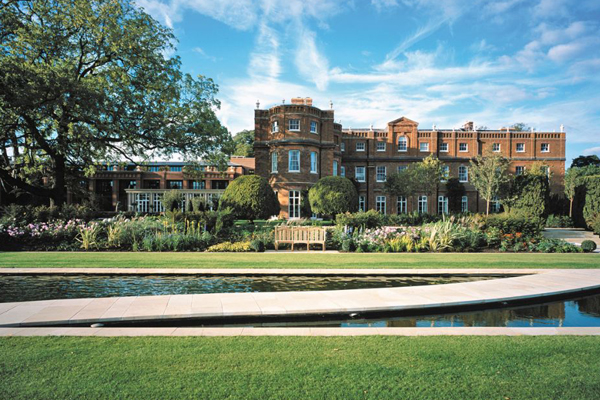 Hotelový resort The Grove v britském hrabství Hertfordshire, kde se jednání bude konat.