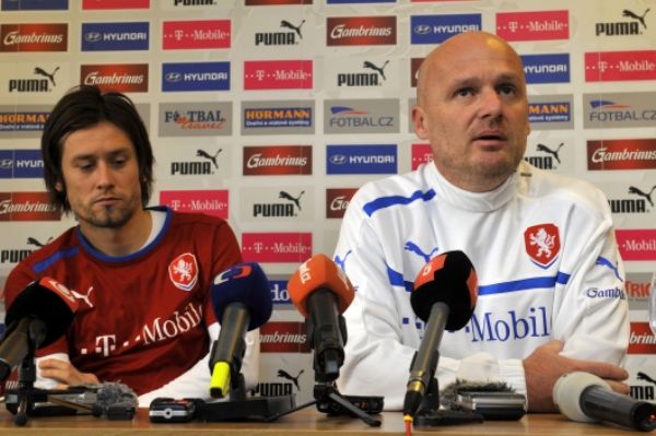 Trenér národního týmu Michal Bílek (vpravo) a kapitán Tomáš Rosický na tiskové konferenci.