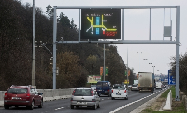 Strakonická ulice byla neprůjezdná od pondělního rána.