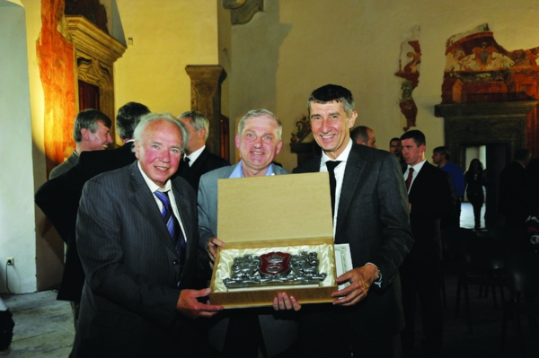 Ocenění převzali (zleva) Ladislav Hebký, poradce generálního ředitele Penamu, Václav Bozděch, technolog Penamu, a Andrej Babiš.