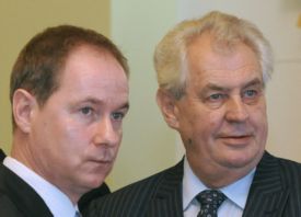 Předseda Starostové a nezávislí Petr Gazdík (vlevo) a prezident Miloš Zeman (vpravo).