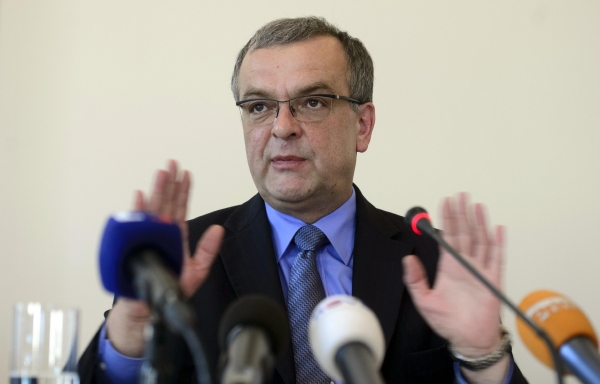 Ministr financí Miroslav Kalousek  si dal panáka na posilnění.