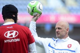 Petr Čech (vlevo) a Michal Bílek na treninku fotbalové reprezentace 6. června v Praze před kvalifikačním utkáním s Itálií.