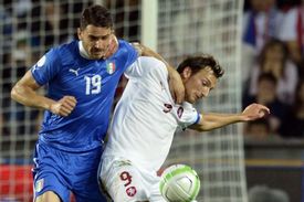 Libor Kozák byl blízko vstřelení gólu. Opět ale vyhrál brankář Gianluigi Buffon.