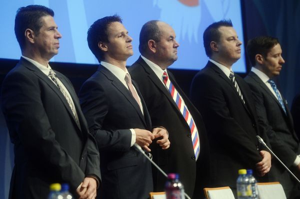 Členové vedení Fotbalové asociace ČR (FAČR), zleva Petr Doležal, Rudolf Řepka, předseda Miroslav Pelta, Jindřich Rajchl a Dušan Svoboda, na 15. volební valné hromadě FAČR, která se konala 8. června v Praze.
