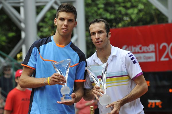 Finále tenisového challengeru Czech Open, 8. června v Prostějově. Radek Štěpánek (vpravo) porazil Jiřího Veselého (vlevo) ve dvou setech 6:4 a 6:2.