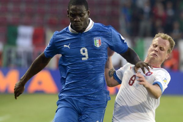 Mario Balotelli je známý svými výstřelky. Mario Balotelli je známý svými výstřelky.