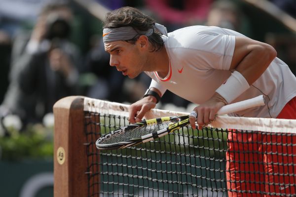 Rafael Nadal vyhlíží svého finálového soupeře. Rafael Nadal vyhlíží svého finálového soupeře.