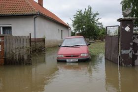 Některá auta jejich majitelé nestihli zachránit. Některá auta jejich majitelé nestihli zachránit.