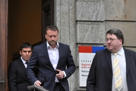 Marek Čmejla (uprostřed) odchází od švýcarského soudu.
