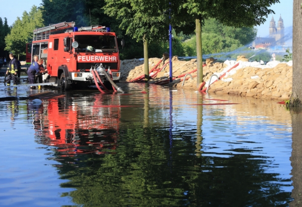 Do boje s povodněmi bylo v Německu zapojeno 70 tisíc hasičů a 11 tisíc vojáků. Do boje s povodněmi bylo v Německu zapojeno 70 tisíc hasičů a 11 tisíc vojáků.