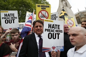 Nick Griffin (uprostřed), vůdce Britské národní strany během demonstrace na protest zabití britského vojáka.