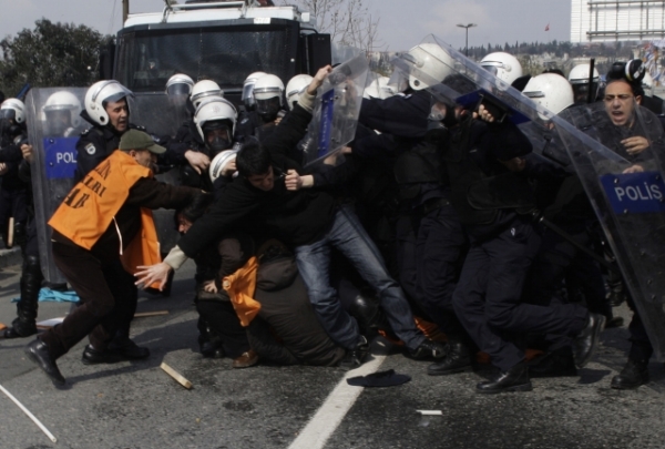 Turečtí policisté musejí zasahovat proti masovým protivládním demonstracím. Turečtí policisté musejí zasahovat proti masovým protivládním demonstracím.