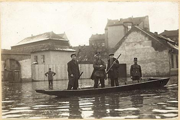 Povodeň v Libni v roce 1920, snímky z přívalových dešťů na počátku června 1913 zřejmě neexistují.