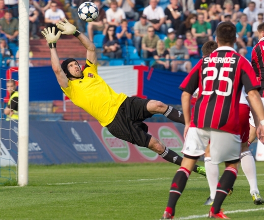 Do branky bronzového týmu z EURA 2004 se nemohl postavit nikdy jiný než Petr Čech. Ten v utkání předvedl několik skvělých zákroků, nakonec však musel čtyřikrát lovit míč ze sítě.