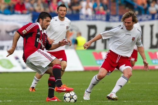 Souboj jako z italské ligy. Bývalý kapitán českého národního týmu a záložník Lazia Řím a Juventusu Pavel Nedvěd dotírá na dlouholetou oporu AC Milán Gennara Gattusa.
