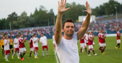 Poslední sbohem. Jankulovski se definitivně loučí před nabitými ochozy na ostravských Bazalech. Při odchodu ze hřiště jen těžko zadržoval slzy.