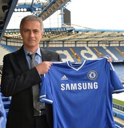 Se Stamford Bridge v pozadí.