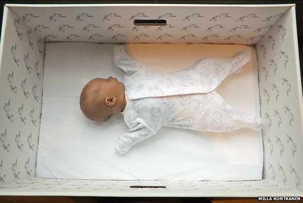 Již 75 let spí finská mimina v papírových krabicích od státu. Již 75 let spí finská mimina v papírových krabicích od státu.