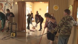V mateřské škole pracují hasiči, dobrovolníci i zaměstnanci školky.