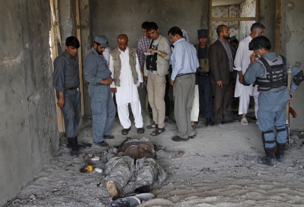 V Afghanistánu neustále umírají lidé. Hrozné smrti se v mnoha případech nevyhnou ani děti. V Afghanistánu neustále umírají lidé. Hrozné smrti se v mnoha případech nevyhnou ani děti.