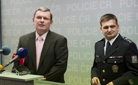Šéf protikorupční policie Tomáš Martinec (vlevo) rezignuje k 15. květnu na svou funkci. Z čela útvaru se rozhodl odejít v souvislosti se sporem s vrchní státní zástupkyní Lenkou Bradáčovou, která věří, že na ni protikorupční policie připravovala kauzu. Policejní prezident Martin Červíček (vpravo) označil 22. dubna v Praze jeho rozhodnutí za "chlapské gesto".