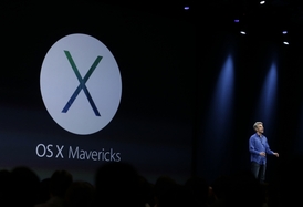 Manažer firmy Apple Craig Federighi představuje nový software.