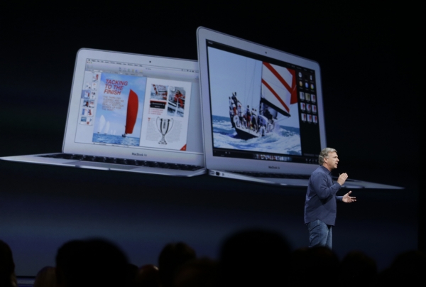 Phil Schiller představil nové laptopy MacBook Air. Phil Schiller představil nové laptopy MacBook Air.