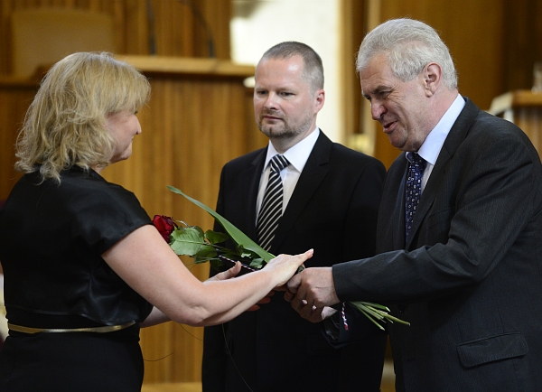Prezident Miloš Zeman jmenuje nové profesory. Uprostřed ministr školství Petr Fiala.