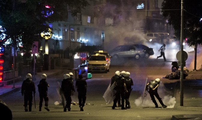 Turečtí policejní těžkooděnci vtrhli na Taksimské náměstí v Istanbulu obsazené přes deset dní demonstranty.