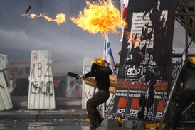 Někteří z demonstrantů házeli na vodní děla zápalné lahve.