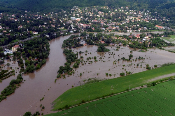 Rozvodněná Berounka u Černošic. Rozvodněná Berounka u Černošic.