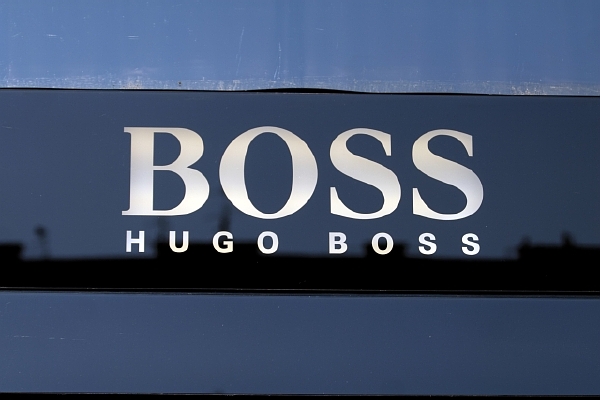 Firma Hugo Boss se specializuje na pánské obleky, nyní však chce navýšit produkci dámské módy. Firma Hugo Boss se specializuje na pánské obleky, nyní však chce navýšit produkci dámské módy.