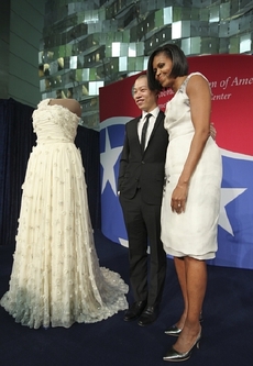 Jason Wu a Michelle Obamová prezentují večerní róbu, kterou Wu pro Obamovou v roce 2009 navrhl a díky níž se proslavil.