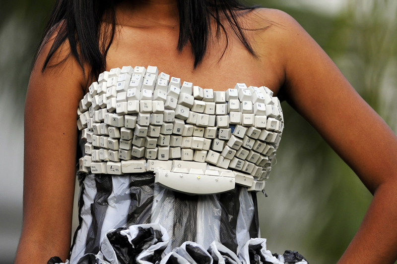Klávesnice nemusí sloužit jen pro psaní. Při troše snahy z ní vytvoříte dokonce i dekolt na šatech. (Foto: Fashionably Geek)