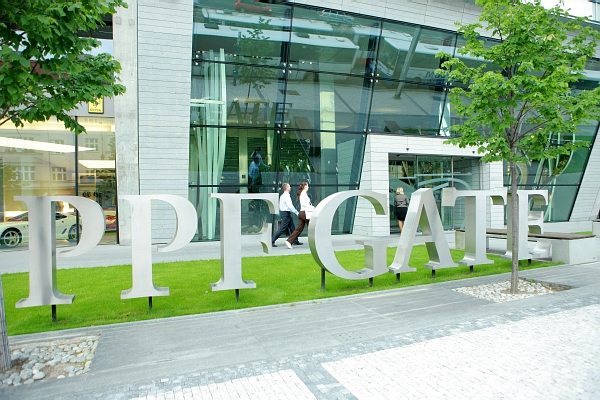Podle účetnictví získala PPF v listopadu 2011 poloviční podíl v Sazce za 1,9 miliardy korun. 