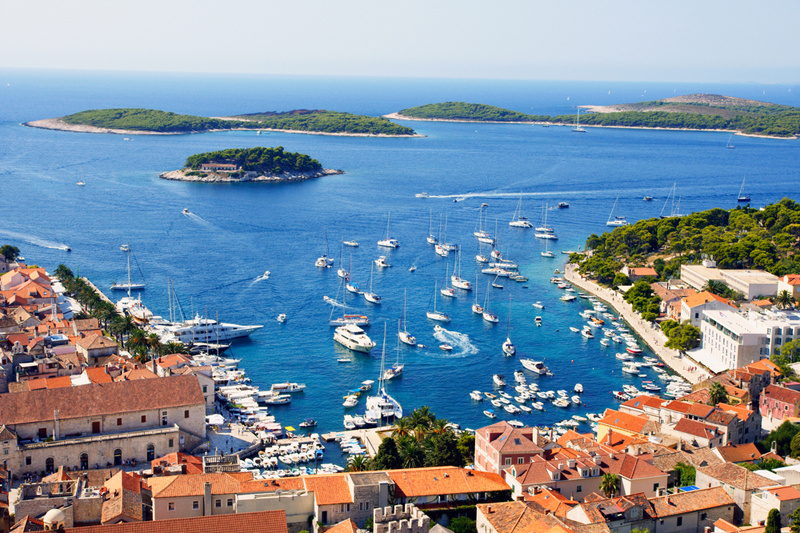 Hvar je největší město a letovisko na stejnojmenném ostrově. Má přes 3600 stálých obyvatel a je významné pro své kulturně historické památky. Ostrov je považován za jeden z nejkrásnějších na světě a už proto jej určitě stojí za to navštívit. Velkolepá příroda s levandulovými poly, olivovníky a vinohrady sem láká turisty, kteří tu vedou také rušný noční život. Hvar je největší město a letovisko na stejnojmenném ostrově. Má přes 3600 stálých obyvatel a je významné pro své kulturně historické památky. Ostrov je považován za jeden z nejkrásnějších na světě a už proto jej určitě stojí za to navštívit. Velkolepá příroda s levandulovými poly, olivovníky a vinohrady sem láká turisty, kteří tu vedou také rušný noční život.
