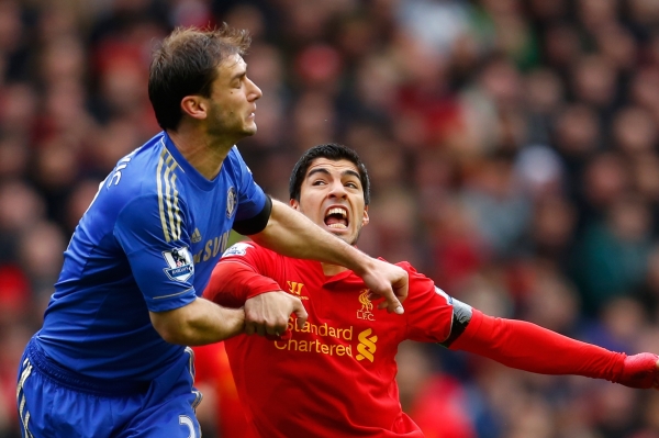 Luis Suárez pokousal Branislava Ivanoviče z Chelsea. Luis Suárez pokousal Branislava Ivanoviče z Chelsea.