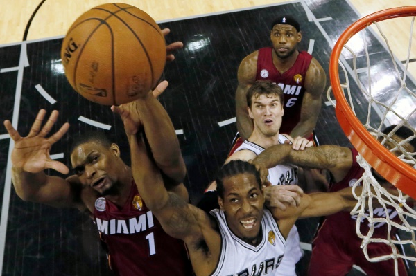 Basketbalisté San Antonia Spurs mají znovu blíže k titulu v NBA.