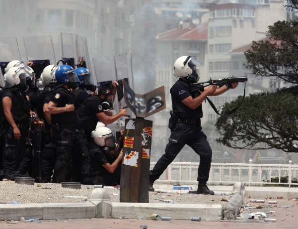 Policie útočí na náměstí Taksim na demonstranty. Policie útočí na náměstí Taksim na demonstranty.