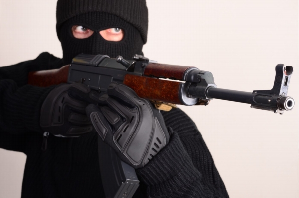 Policista si při výcviku prostřelil nohu služebním samopalem (ilustrační foto).